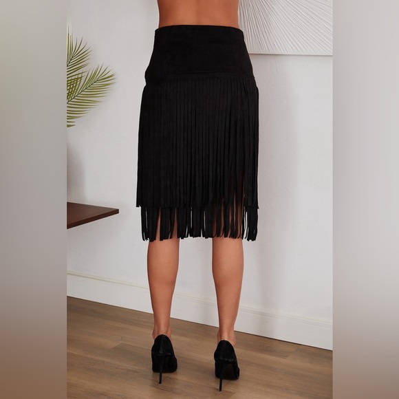 (67006-NUDE) ZIP UP FAUX SUEDE MINI SKIRT WITH FRINGE HEM DETAIL - Picture 5 of 7